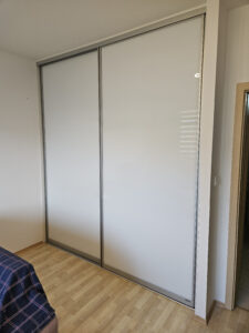 Moderní vestavěná šatní skříň mezi dvěma stěnami