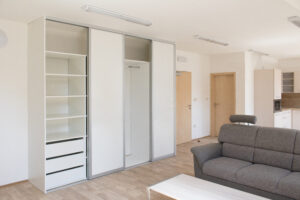 Moderní vestavěná šatní skříň v obývacím pokoji